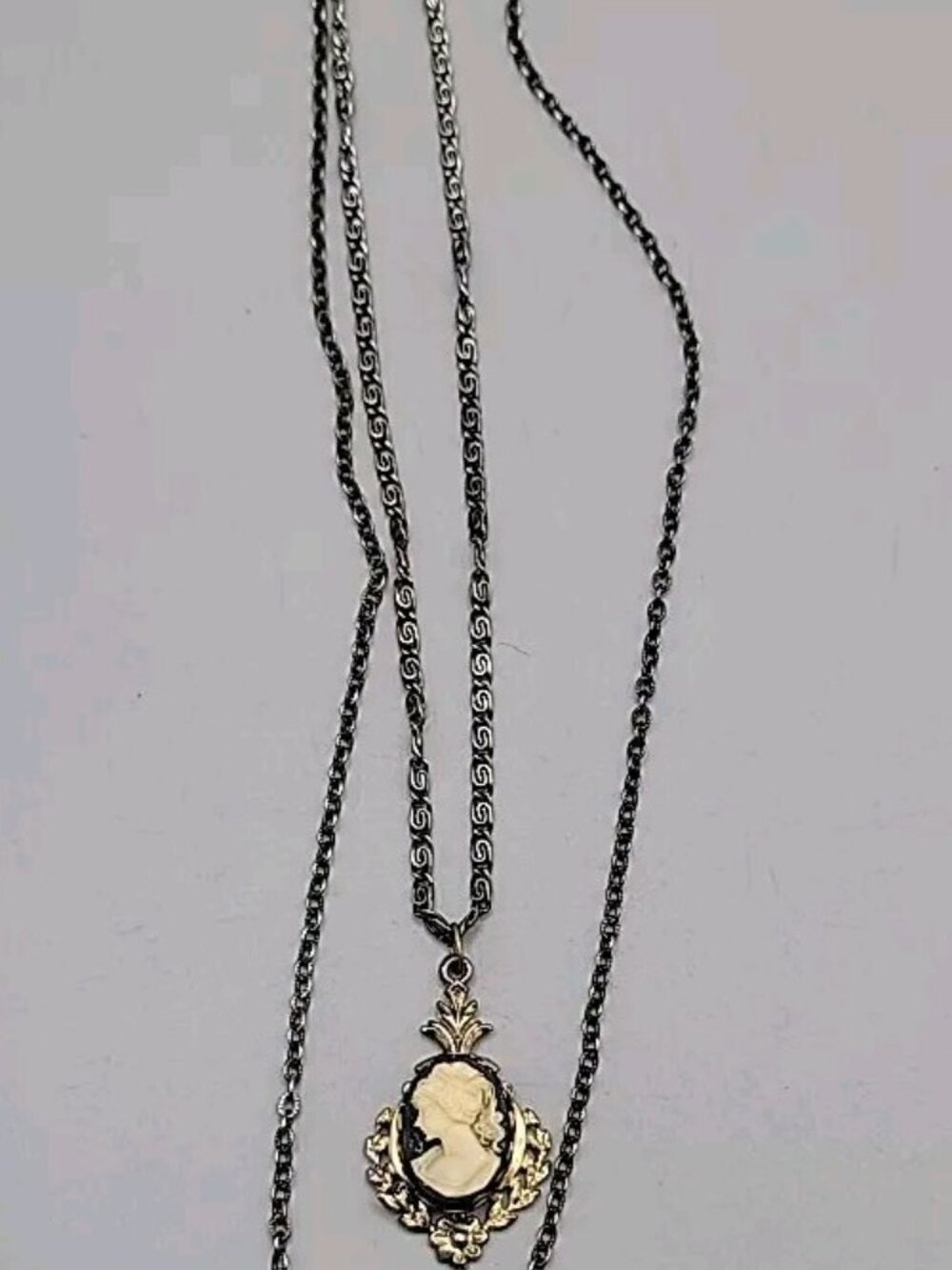Double Faux Glass Cameo Necklace 18" Gold Tone Chain Right & Left Facing - Picture 10 of 13